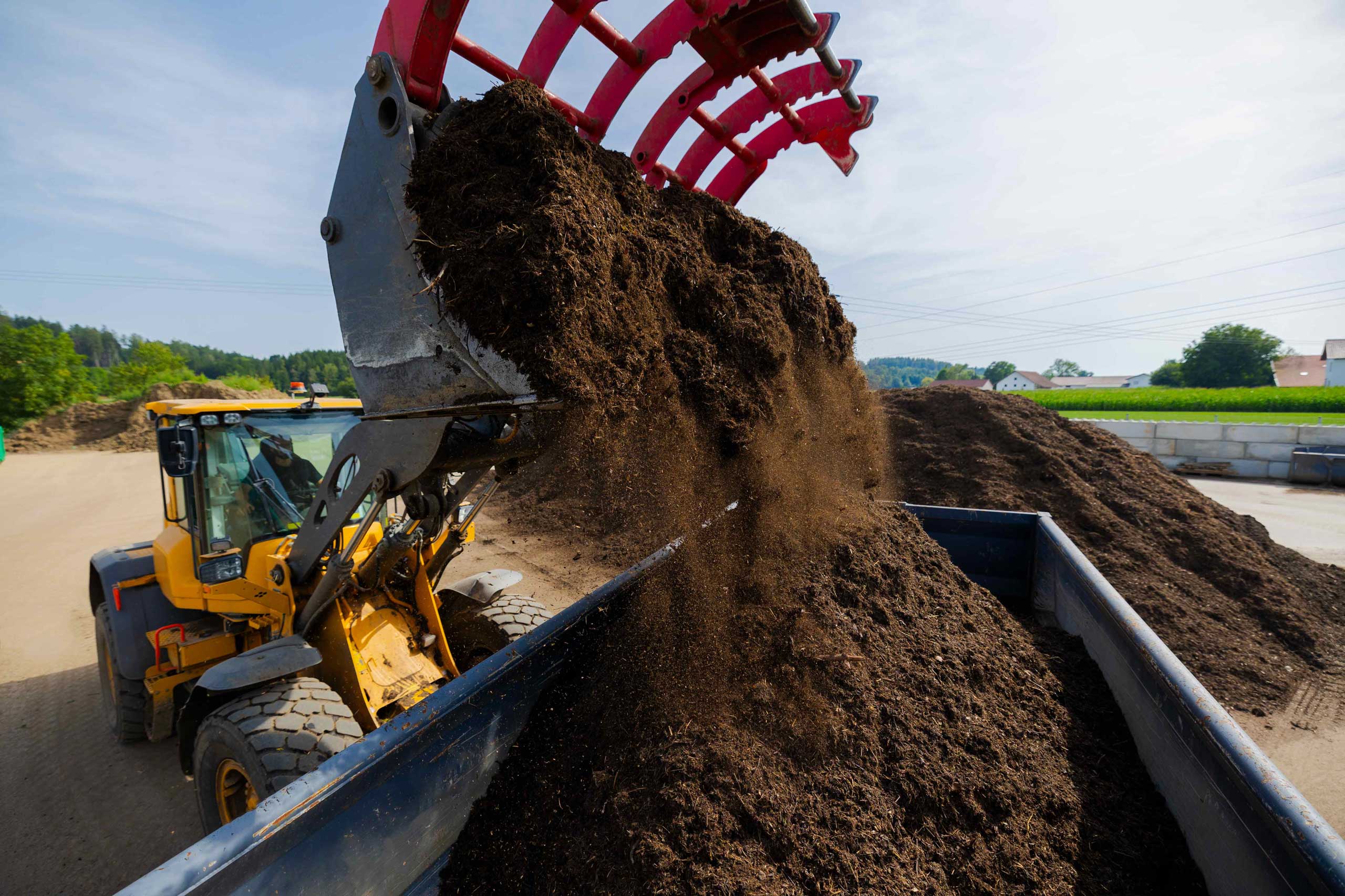 gewerbe-kommunen-bagger-erde-schütten-min