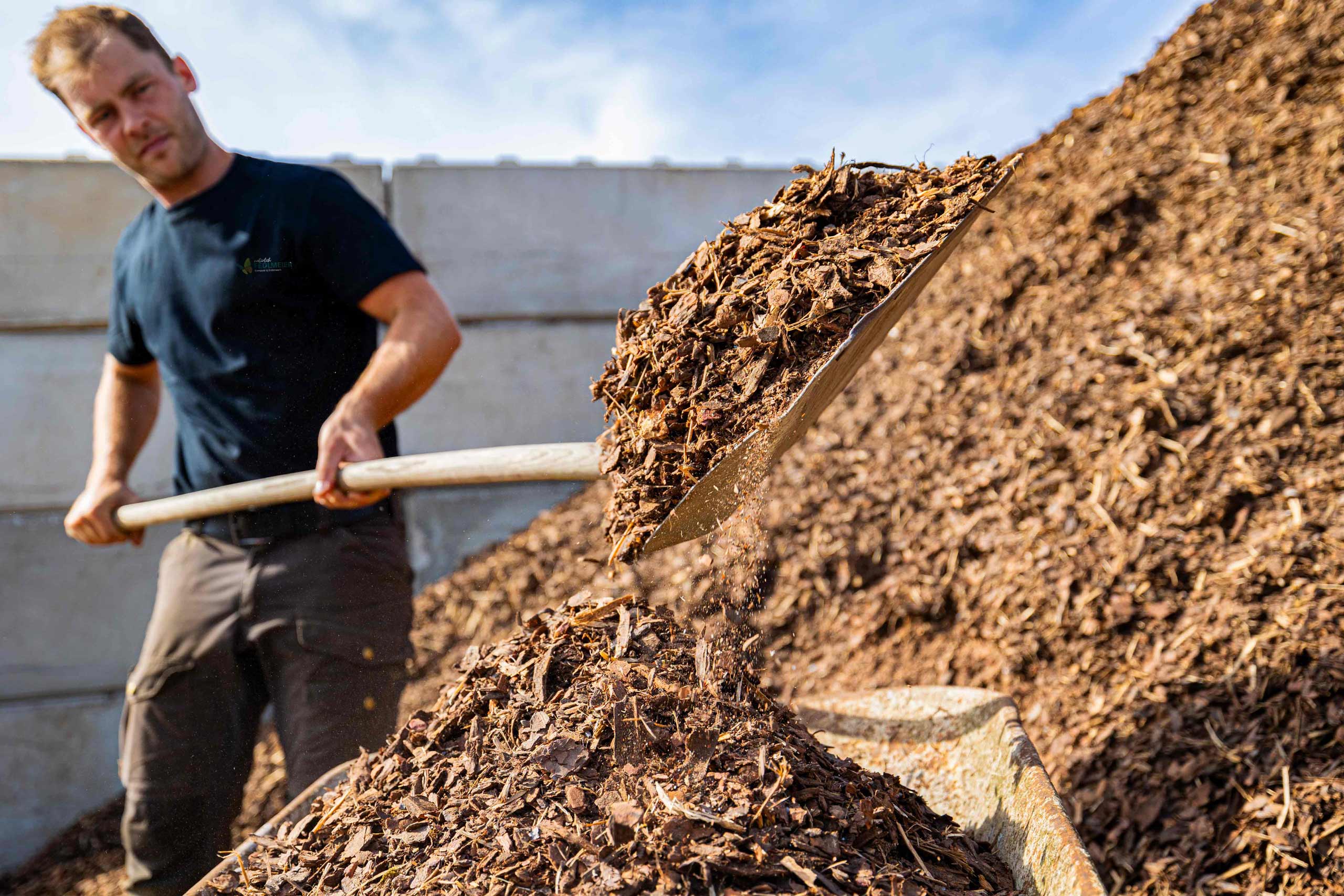 privatkunde-rindenmulch-schaufel-person-min