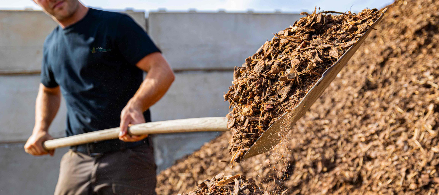 startseite-rindenmulch-schaufel